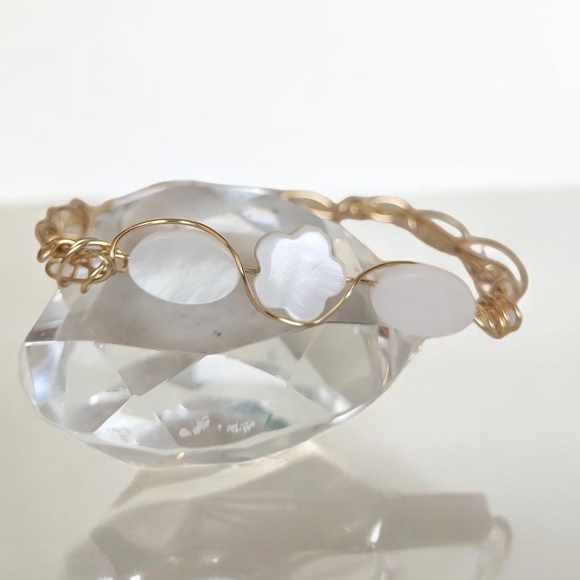 14k Gold White Mother Of Pearl Shell Flower Oval Wire Bangle - Picture 2 of 4